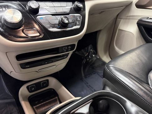 Used 2018 Chrysler Pacifica Touring-L Plus w/ Advanced Safetytec Group FWD image 26