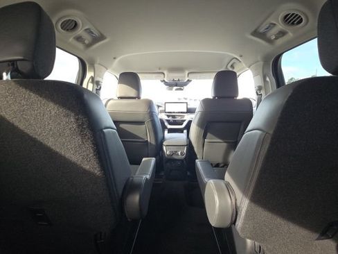 Used 2025 Ford Explorer Active w/ Active Comfort Package RWD image 20