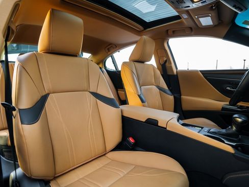 Used 2023 Lexus ES 300h Ultra Luxury image 13