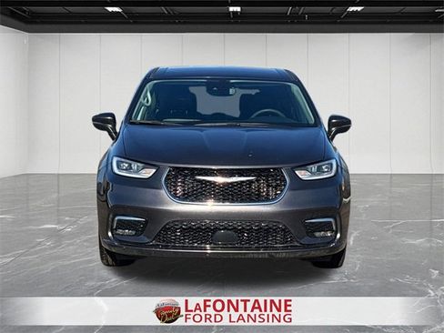 Used 2023 Chrysler Pacifica Touring-L image 15