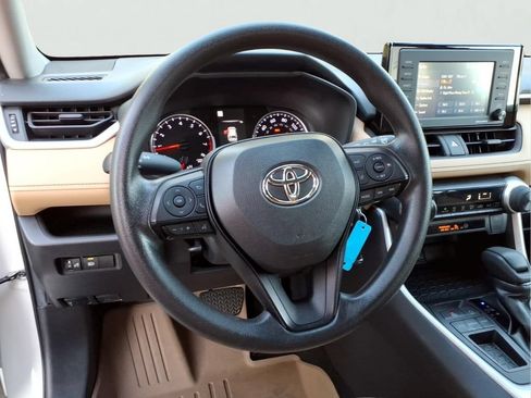 Used 2022 Toyota RAV4 LE FWD image 3