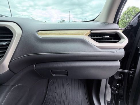 Used 2019 GMC Acadia Denali w/ Technology Package FWD image 21