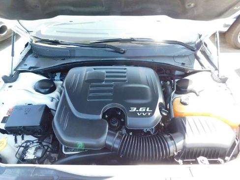 Used 2018 Chrysler 300 Limited image 16