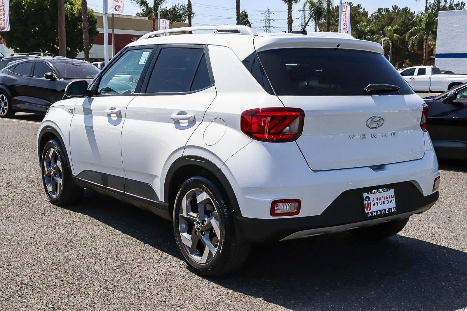 Used 2024 Hyundai Venue SEL FWD image 9