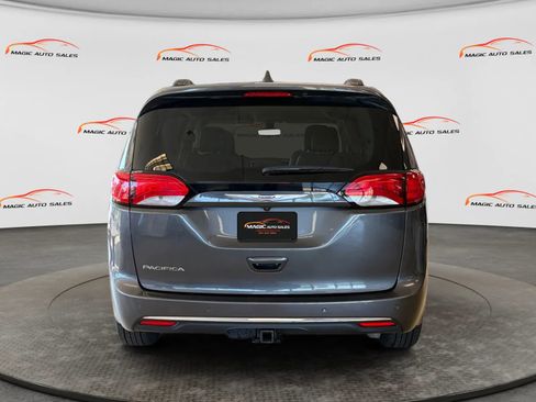 Used 2017 Chrysler Pacifica Touring-L FWD image 9