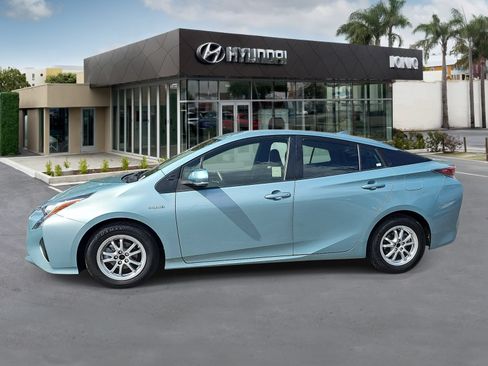 Used 2017 Toyota Prius Two w/ Carpet Mat Package FWD image 6