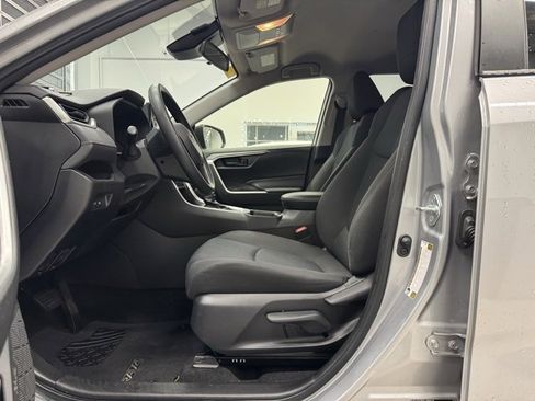 Used 2021 Toyota RAV4 LE image 10