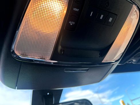 Used 2022 Dodge Charger SXT w/ Driver Convenience Group image 13