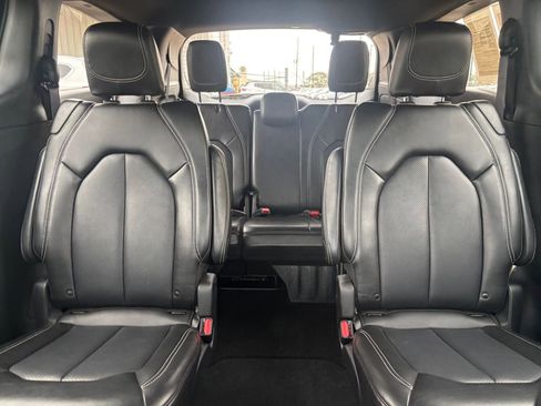 Used 2025 Chrysler Pacifica Select image 41