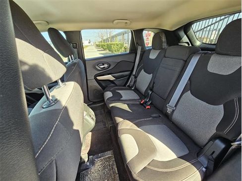 Used 2018 Jeep Cherokee Latitude w/ Altitude Package image 13