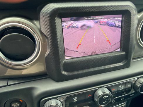 Used 2018 Jeep Wrangler Unlimited Sahara w/ Safety Group AWD/4WD image 11