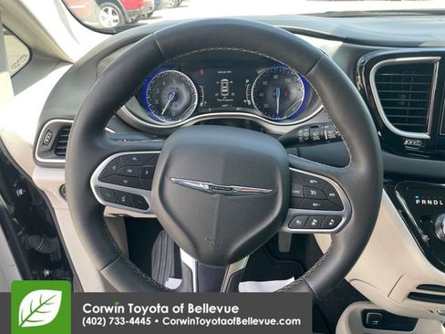 Used 2023 Chrysler Pacifica Touring-L image 25