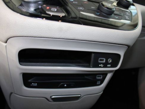 Used 2017 Chrysler Pacifica Platinum FWD image 21