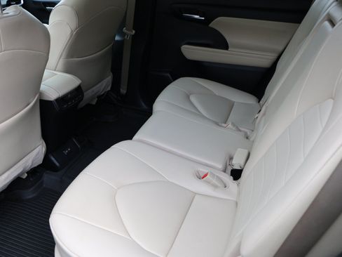 Used 2023 Toyota Highlander XLE FWD image 30