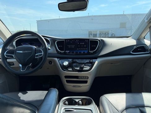 Used 2023 Chrysler Pacifica Touring-L FWD image 17