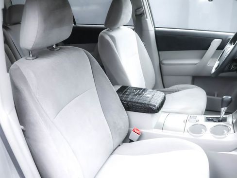 Used 2013 Toyota Highlander Plus w/ Cold Weather Pkg image 24