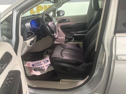 Used 2024 Chrysler Pacifica Touring-L image 16