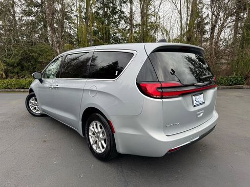 Used 2023 Chrysler Pacifica Touring-L image 11