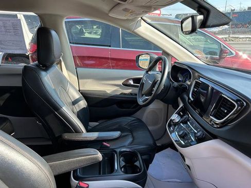 Certified 2018 Chrysler Pacifica Touring-L image 23
