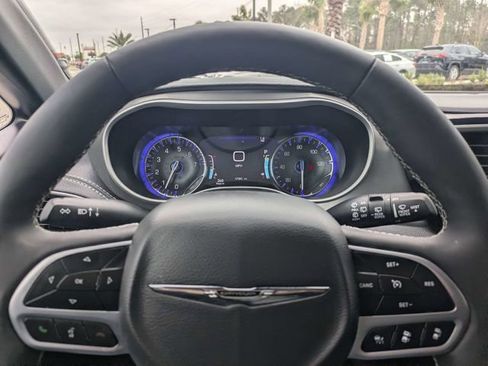 Used 2025 Chrysler Pacifica Select image 30