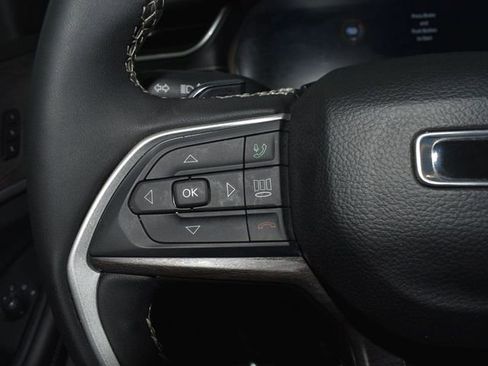 Used 2024 Jeep Grand Cherokee L Limited w/ Luxury Tech Group II image 17