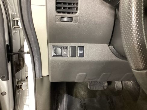 Used 2012 Nissan Frontier SV w/ SV Premium Utility Pkg AWD/4WD image 13