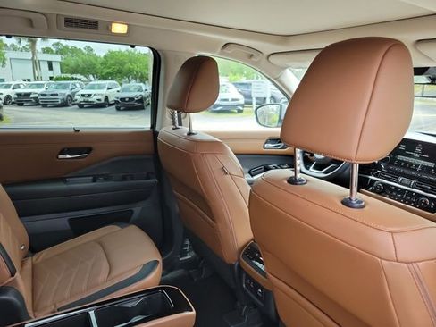 Used 2025 Nissan Pathfinder Platinum FWD image 31