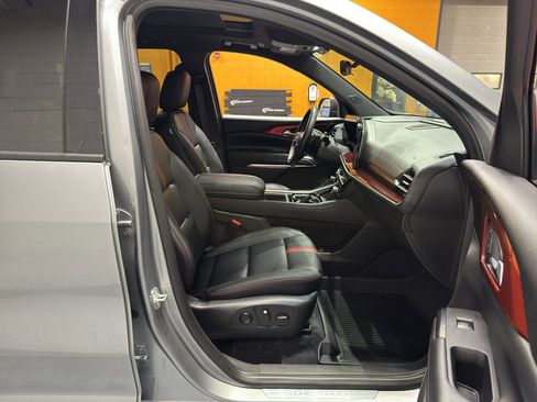 Used 2025 Chevrolet Traverse RS image 22