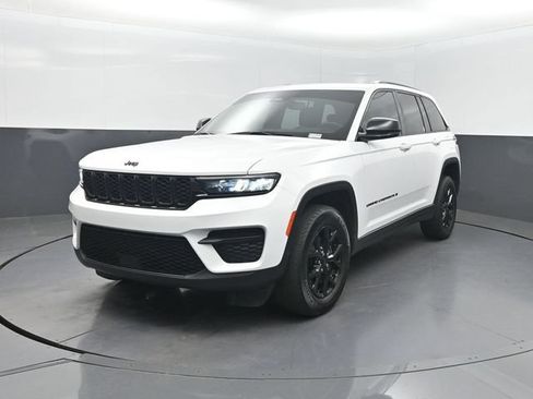 Used 2023 Jeep Grand Cherokee Altitude RWD image 1