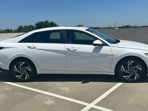 Used 2025 Hyundai Elantra Limited FWD image 14