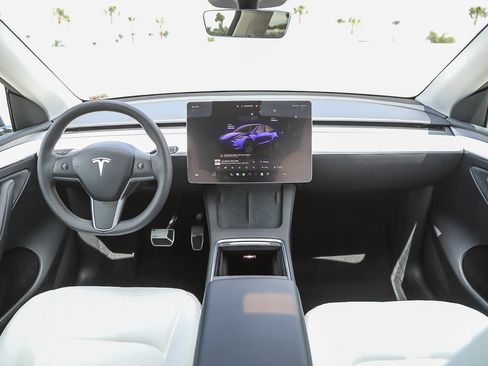 Used 2024 Tesla Model Y Long Range RWD image 12