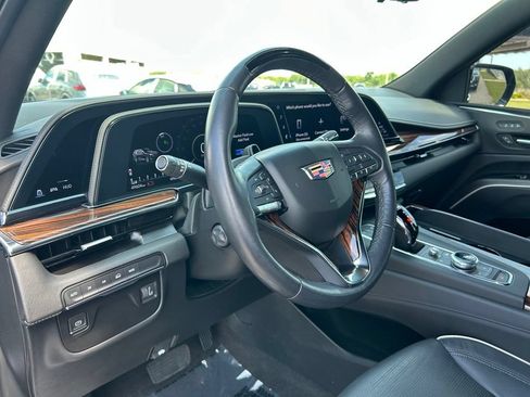 Used 2023 Cadillac Escalade Premium Luxury w/ LPO, Illumination Package AWD/4WD image 16