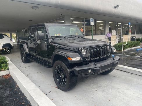Used 2024 Jeep Gladiator Sport AWD/4WD image 3