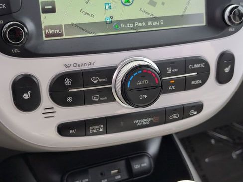 Used 2015 Kia Soul EV FWD image 25