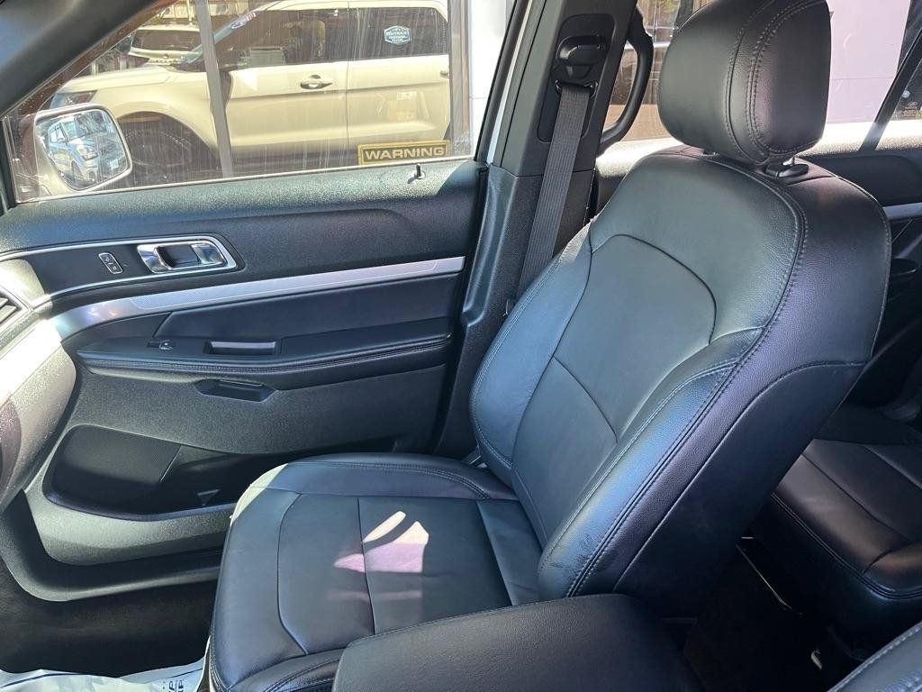 Used 2017 Ford Explorer XLT w/ Equipment Group 202A AWD/4WD image 12