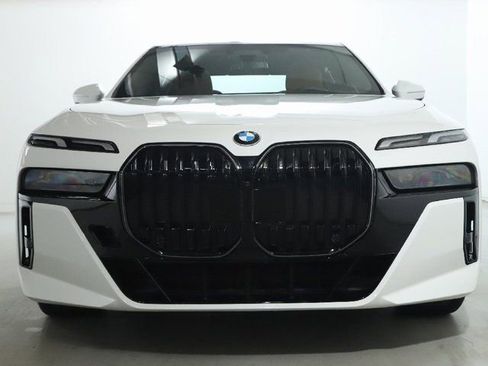 Used 2025 BMW 740i xDrive image 5