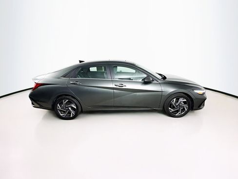 Used 2025 Hyundai Elantra SEL image 2