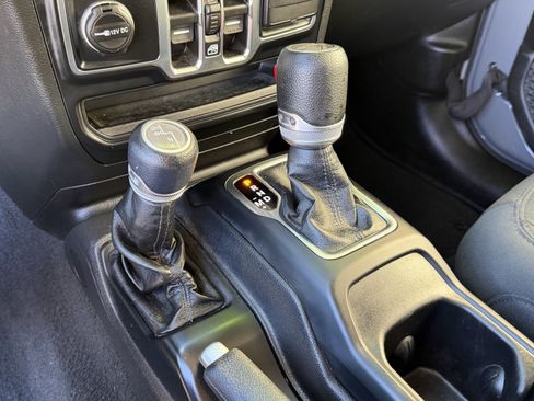 Certified 2022 Jeep Gladiator Sport image 27