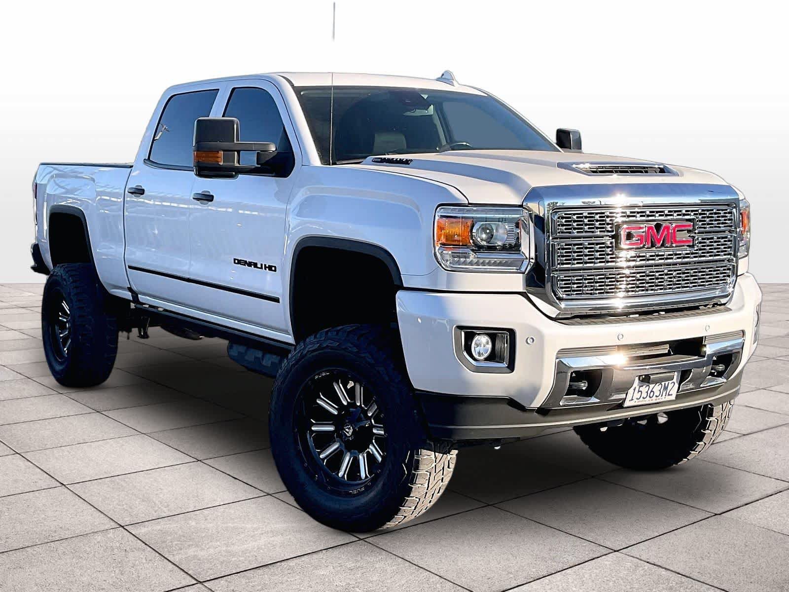Used 2018 GMC Sierra 2500 Denali w/ Duramax Plus Package AWD/4WD image 2