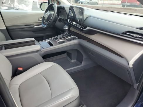Used 2022 Toyota Sienna XLE image 33