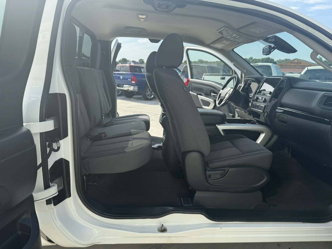 Used 2022 Nissan Titan SV AWD/4WD image 18