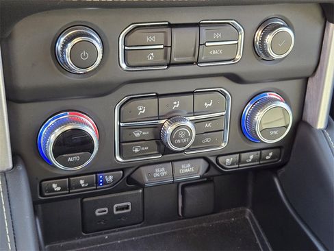 Used 2024 GMC Yukon SLT w/ SLT Luxury Package image 26