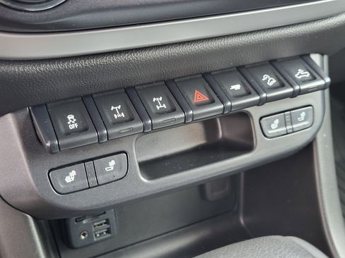 Used 2020 Chevrolet Colorado ZR2 image 25
