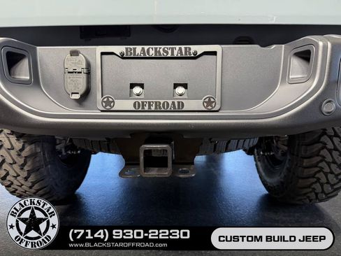 Used 2025 Jeep Gladiator Mojave AWD/4WD image 12