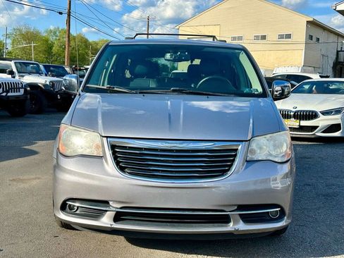 Used 2014 Chrysler Town & Country Touring-L w/ Driver Convenience Group image 2