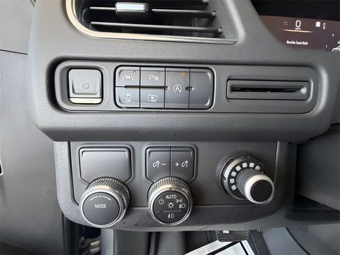 Used 2023 GMC Yukon XL SLT w/ SLT Luxury Package image 26