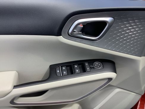 Used 2023 Kia Soul LX w/ LX Technology Package image 11