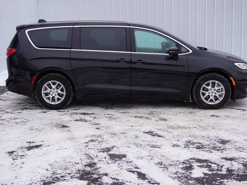 Used 2023 Chrysler Pacifica Touring-L image 2