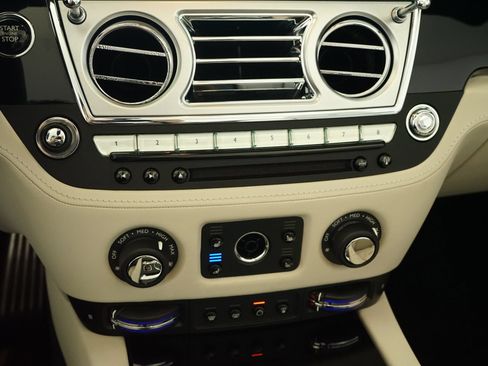 Used 2018 Rolls-Royce Dawn RWD image 19