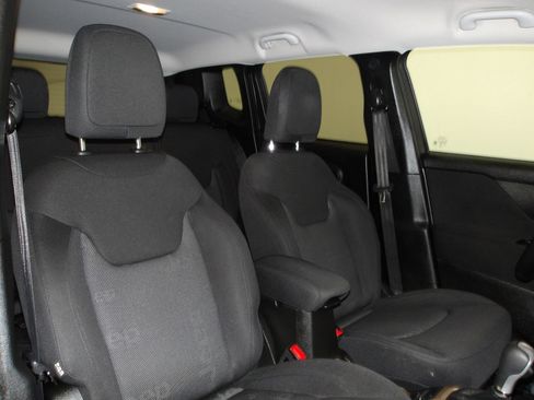 Used 2017 Jeep Renegade Latitude w/ Cold Weather Group AWD/4WD image 17